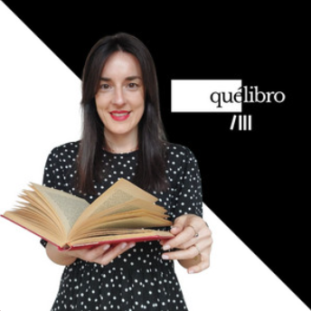 Podcast de la periodista Elena Chorén Mujer con camiseta negra con puntos, sosteniendo un libro abierto y sonriendo.