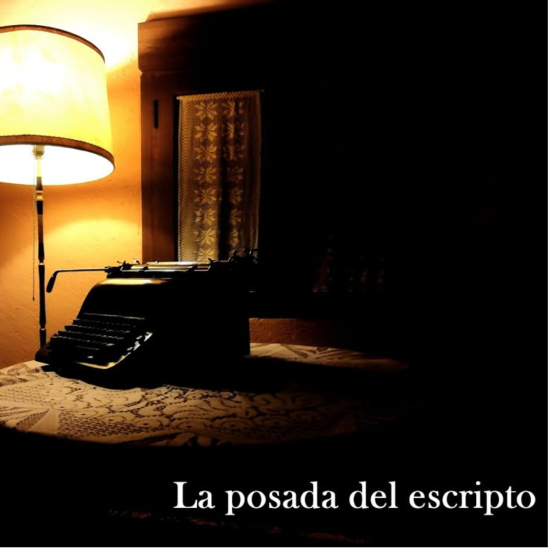 Máquina de escribir sobre una mesa, iluminada suavemente por una lámpara.