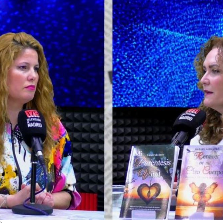 Dos mujeres conversando en un estudio, rodeadas de libros y micrófonos.