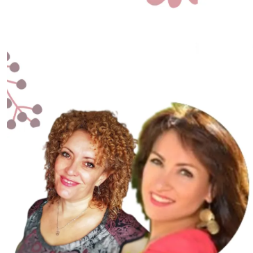 Dos mujeres sonrientes, una con cabello rizado y otra con cabello liso, en un fondo sencillo.