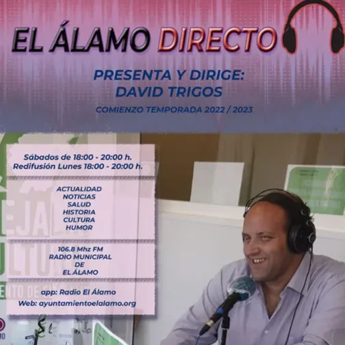 Presentador David Trigos en un programa de radio, con información del programa al fondo.